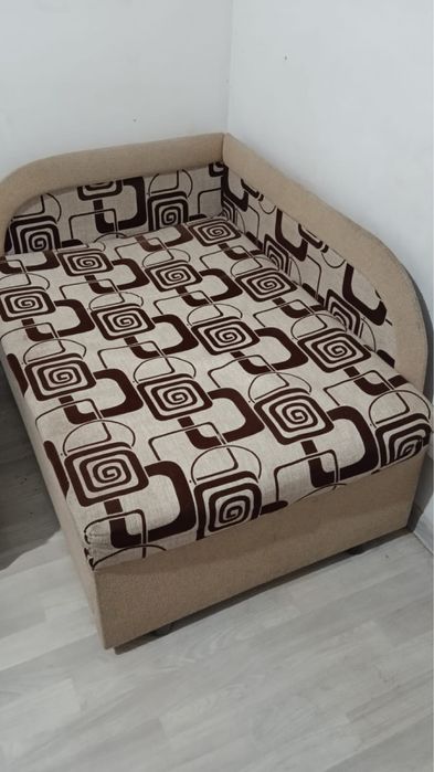 Прдаю диванчик маленький