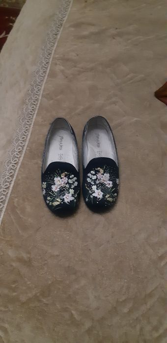 Продаются туфли для девочки.