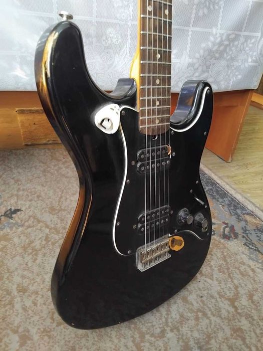 Elektron gitara sotiladi