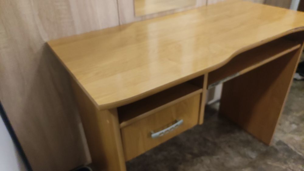 Бюро за компютър , ателие, гараж