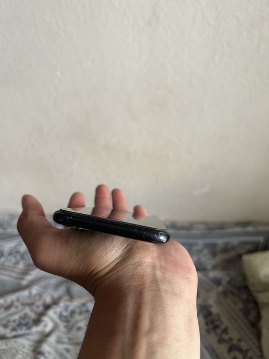 IPhone Se 2020 aybi orqa krishka singan