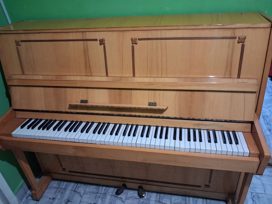 Vând pianină Ucraina