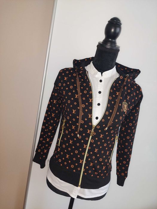 Jacheta / hanorac Louis Vuitton cu gluga si logo metalic