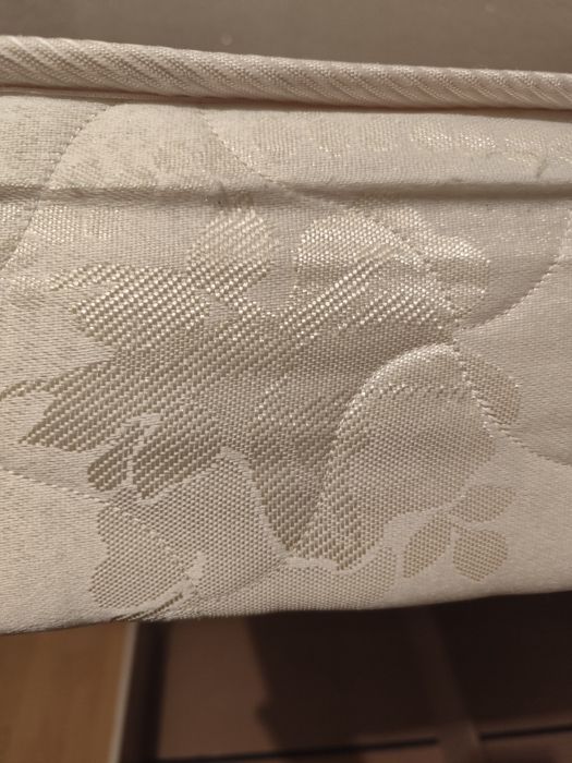 Продавам спалня с матрак и механизъм за повдигане.