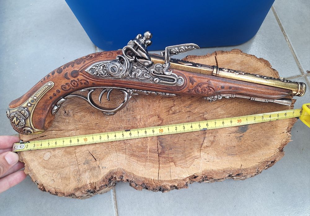 Se vinde pistol panoplie.