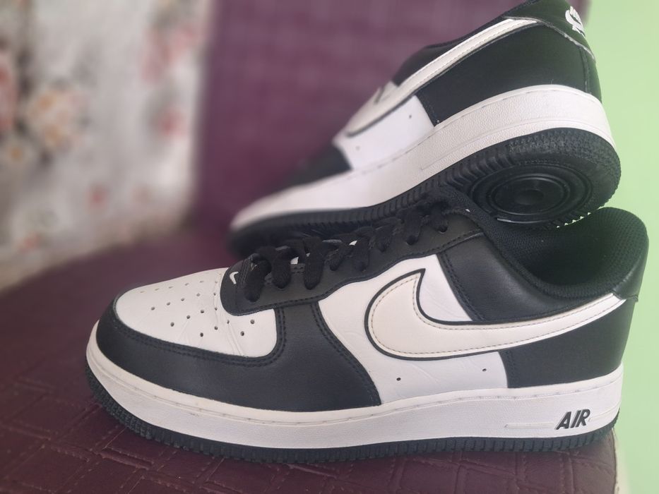 Vand 2 perechii 1 air force in stare impecabila aproape noi