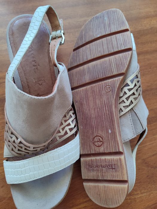 Продам  фирменные кожаные  босоножки.