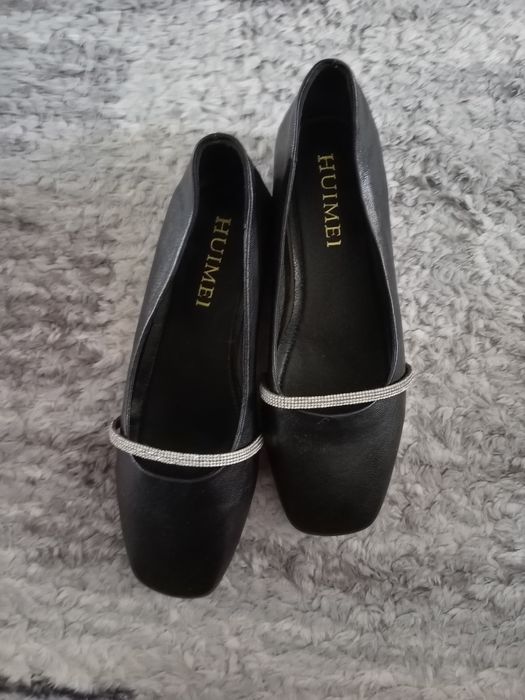 Черные туфли с поясом