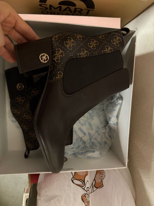 Боти ботуши Guess с щампа и нисък ток