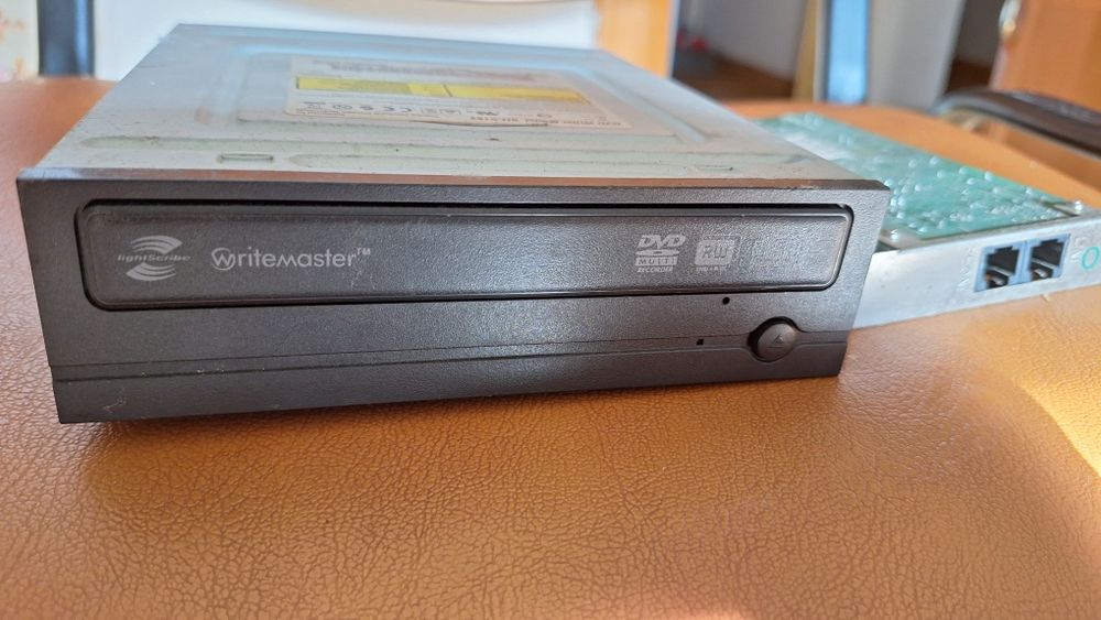 DVD-RW si placă de rețea PC