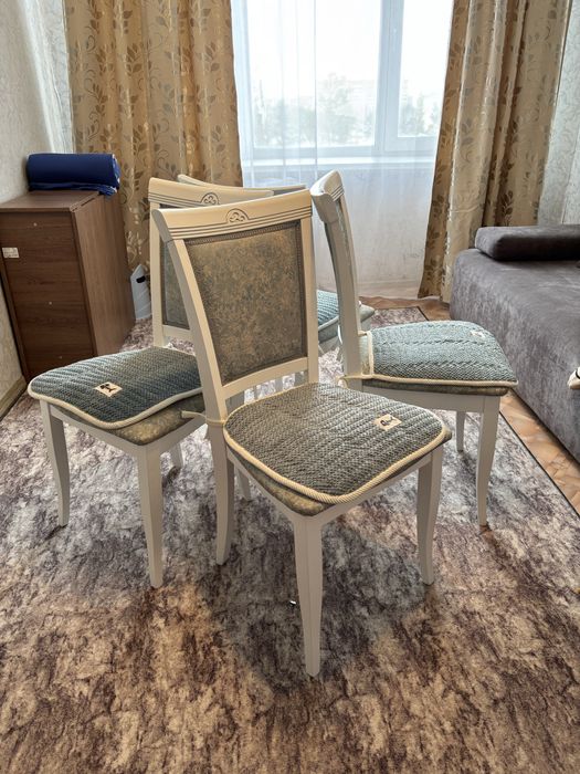 Продам стулья новые