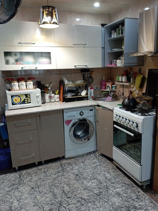 Продоется 2ком. квартира в алмазарском районе 1 этаж,  Кара камыш 2/3