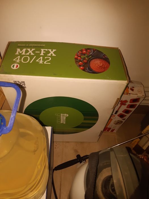 Vând mașină profesională pentru înghețată, folosita 2 luni si mixer