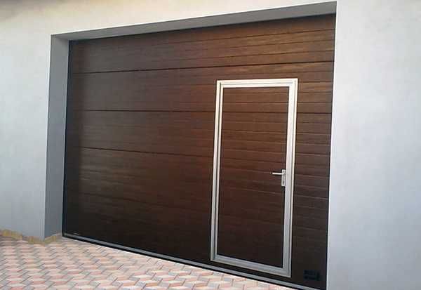 Usa de garaj cu acces pietonal