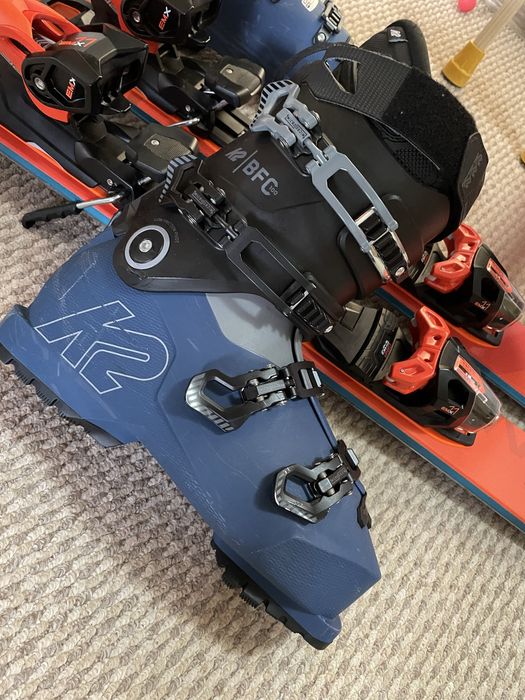 Продам комплект горных лыж