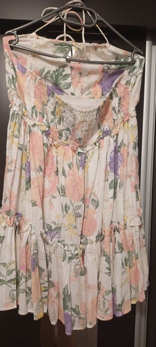 Rochie cu flori,usoara, de vara,cu spatele e gol