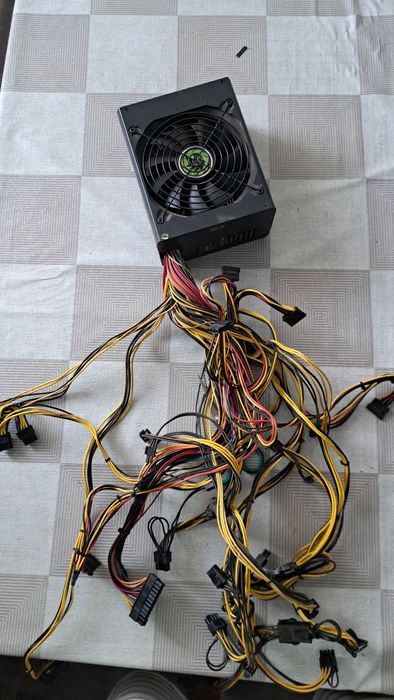 Захранване, вентилатори, кабели