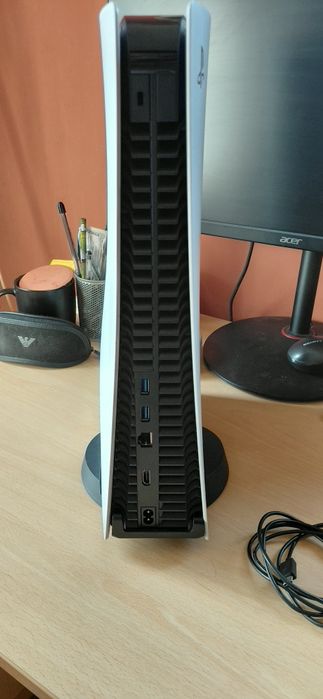 PS5 1TB Перфектна с игри + 2 джойстика