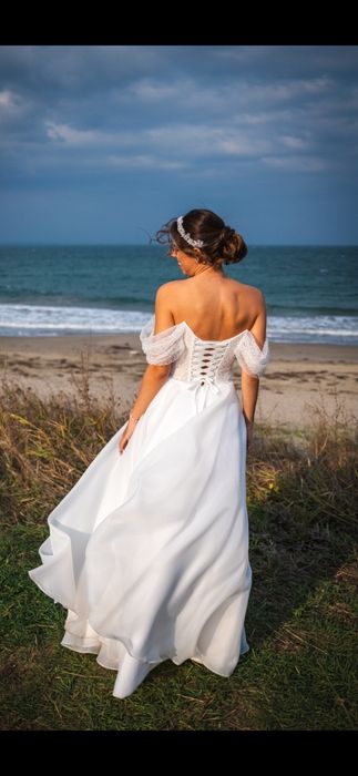 Сватбена рокля с паднали рамене