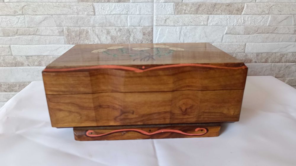 Стара дървена музикална кутия за бижута