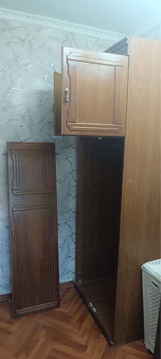 Шкаф из цельного дерева