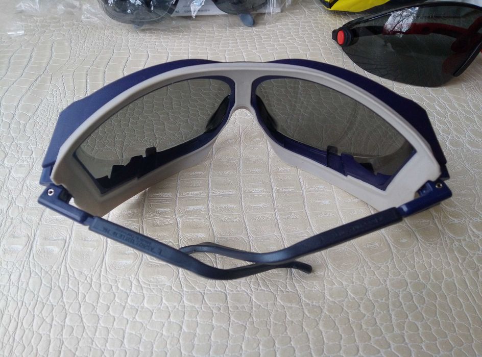 Затемнённые очки с защитой.