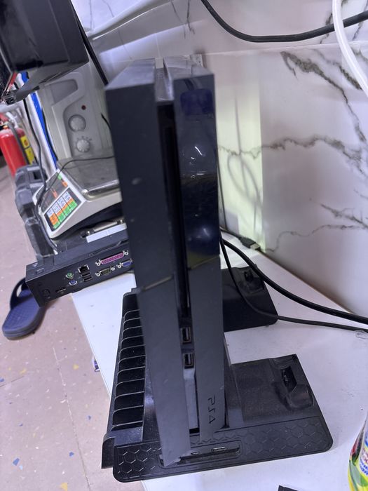 Плестейшн 4 с 2 джойстиками