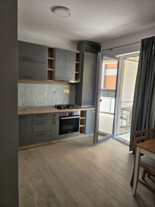 Închiriez apartament 3 camere cu terasa și curte