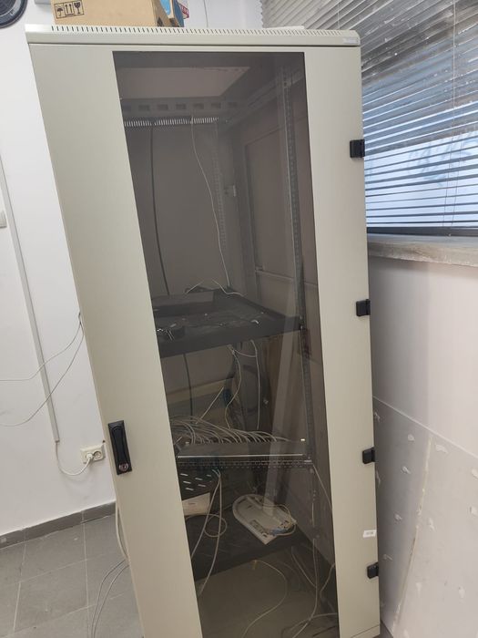 Rack metalic gri pentru unități