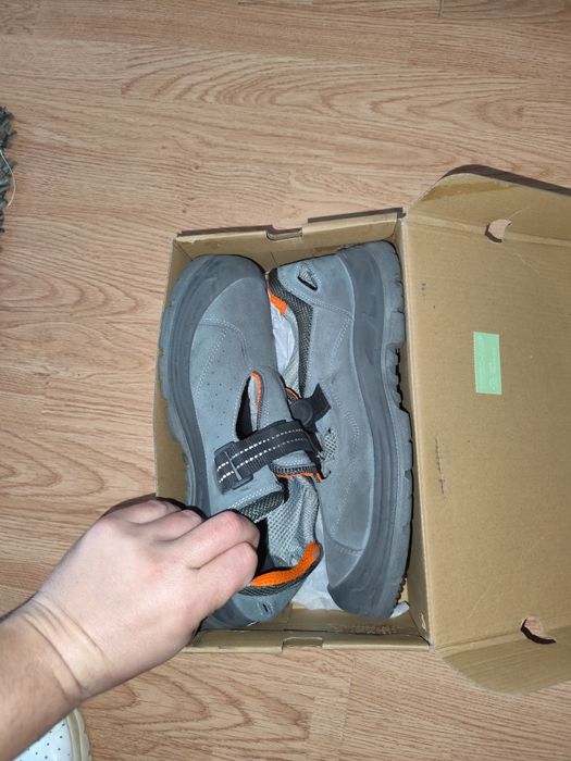 Vând pantofi cu protecție metalică 45