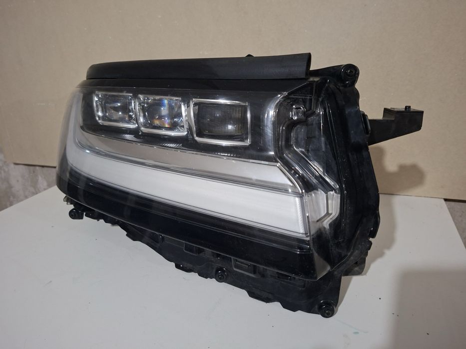 Десен фар Toyota Land Cruiser 300 LED Black