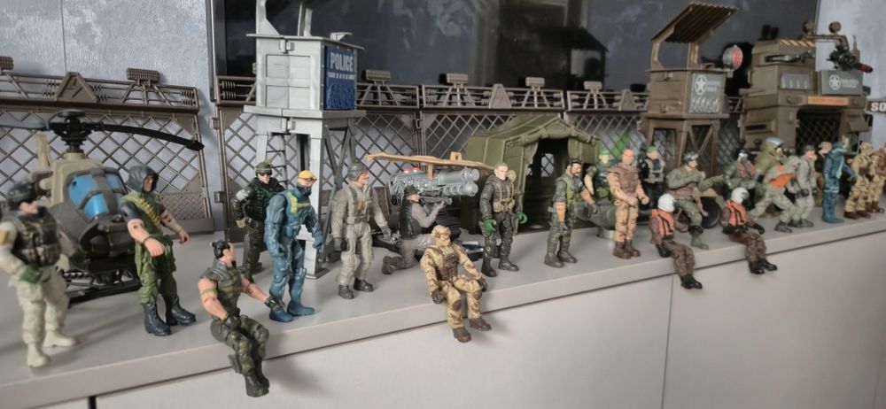 Продам игрушки военную базу