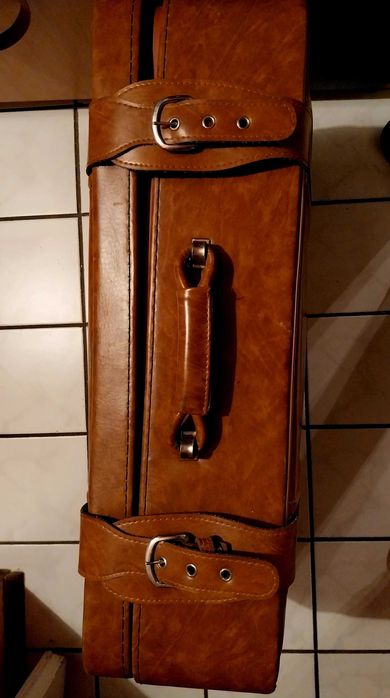 Куфар от изкуствена кожа