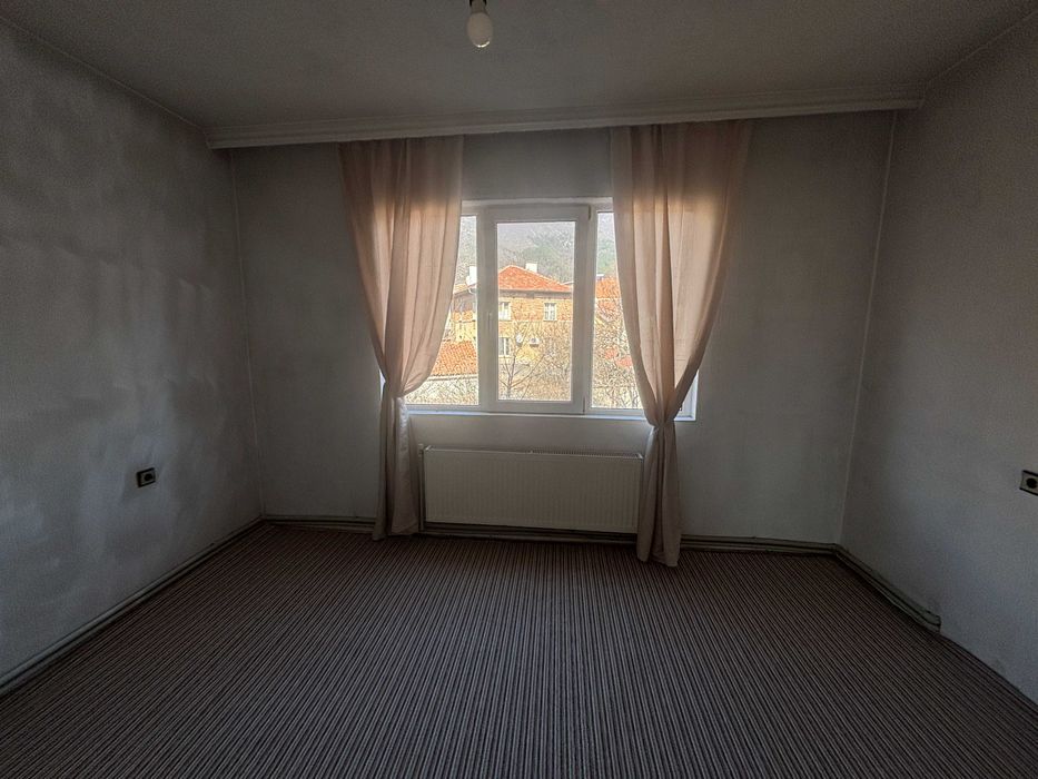 ЧЕТИРИСТАЕН апартамент в ЦЕНТЪРА на Карлово