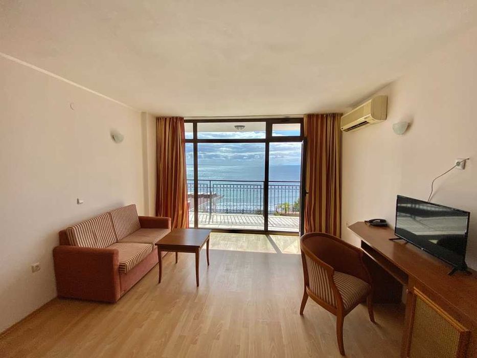 Просторен двустаен апартамент с морска панорама, Първа линия