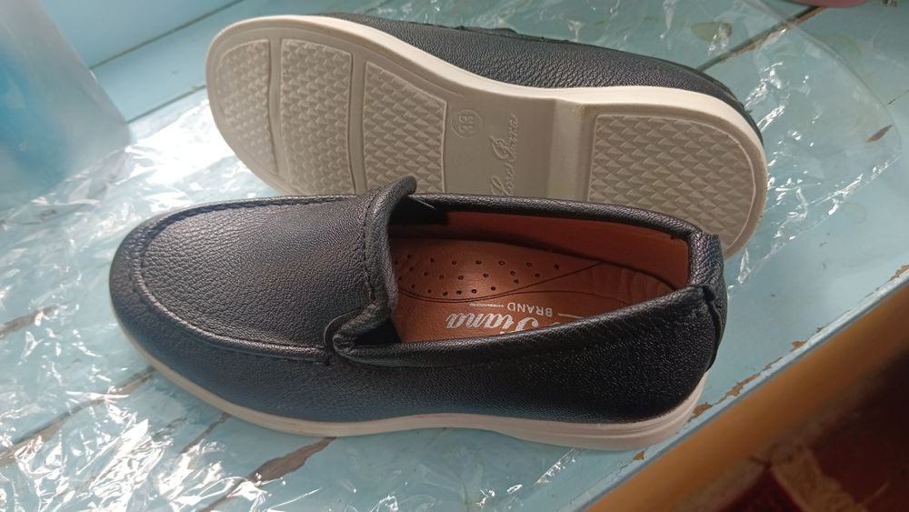 Oyoq kiyim sotiladi ògil bolalar uchun yangi.