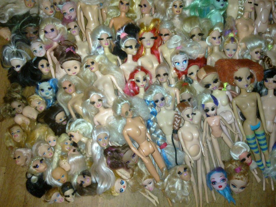 Громадный комплект Кукол Барби .