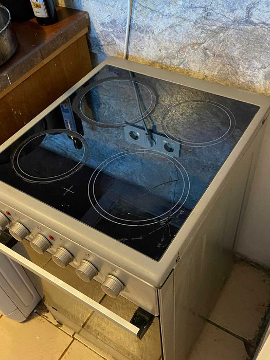 Електрическа готварска печка Crown с керамичен плот