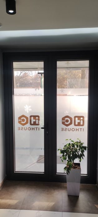 Akfa eshik romlar ishlab chiqarib ustanovka qilamiz