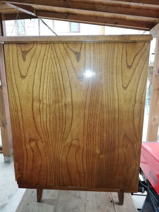 шкафче винтич с витрина