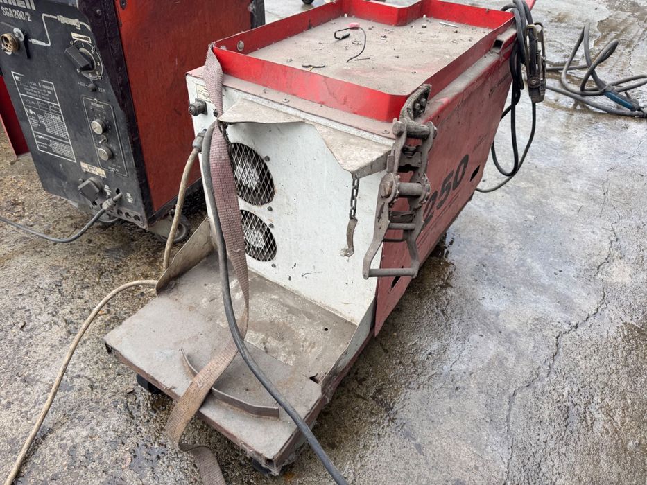 Трифазен заваръчен полуавтомат Максимал 250 МИГ/МАГ