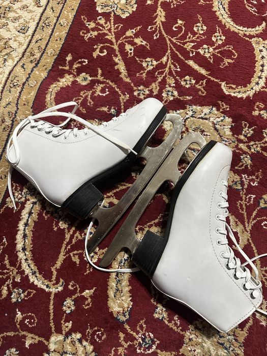 Коньки  продам женские