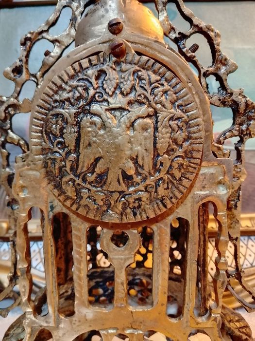 Часы старинные и кувшины подсвечники