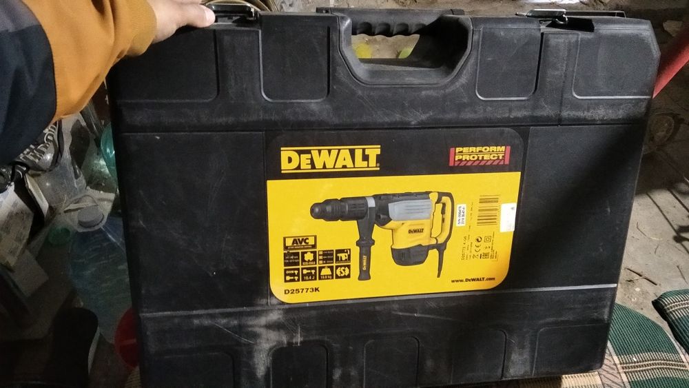 Perforator sotiladi DeWalt orginal