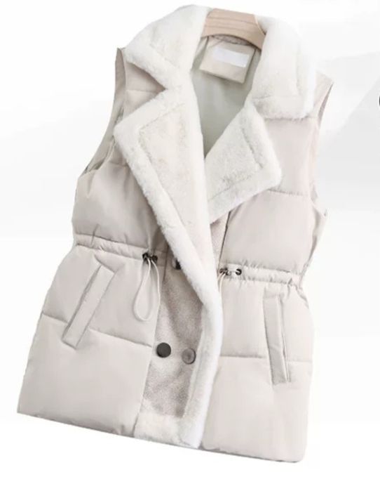 Продаётся тёплая, женская жилетка, бежевого цвета