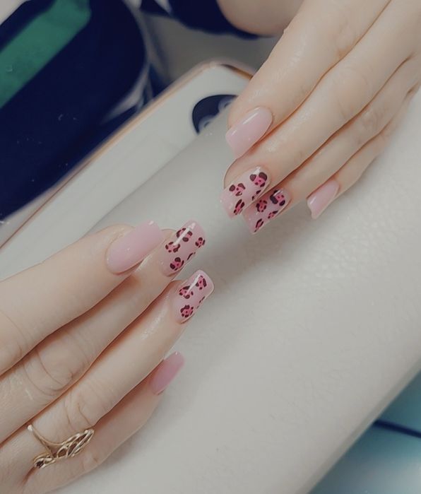 Мастер по маникюру и педикюру.