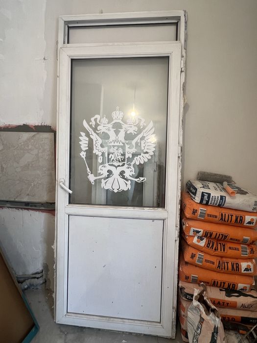 Дверь пластиковую бу