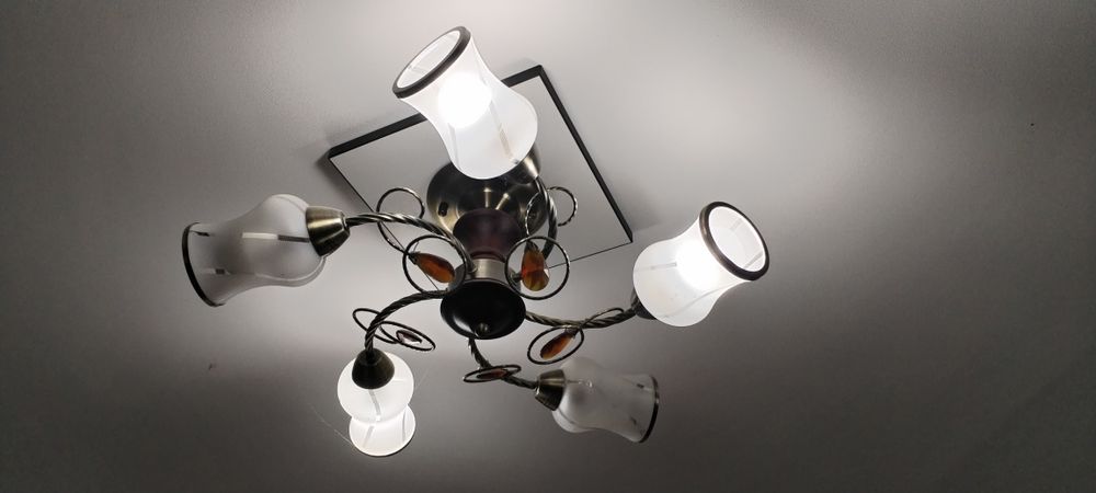 Vând lustre cu 5 brate