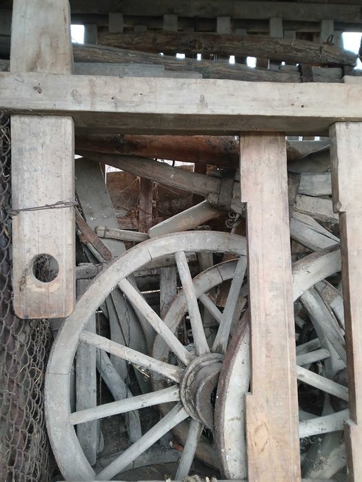 Obiecte traditionale: Car razboi, sanie si plug