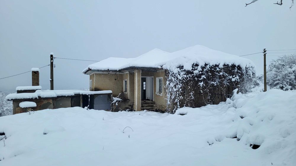 Продавам къща с двор
